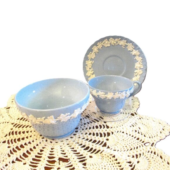 Wedgwood 3 piece set Etruria & Barlaston made in England Embossed Queensware bow - Picture 10 of 11